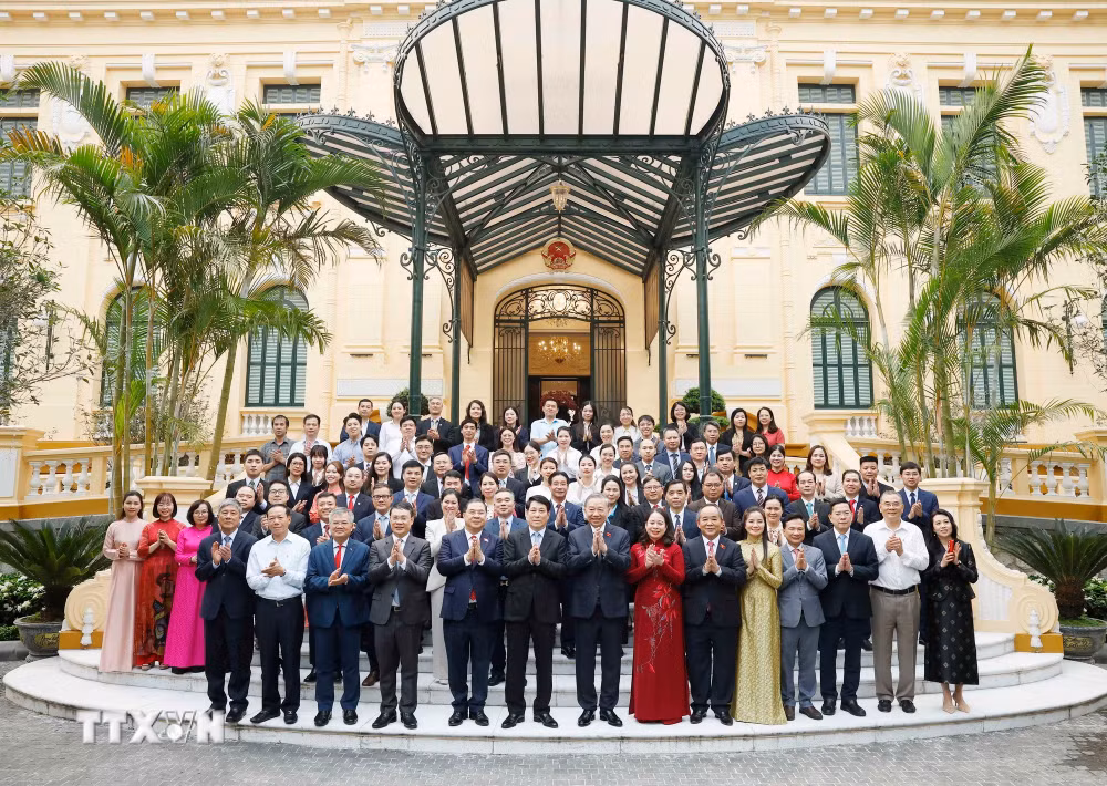 ttxvn-tong-bi-thu-chu-tich-nuoc-to-lam-gap-mat-can-bo-van-phong-chu-tich-nuoc-3.jpg
