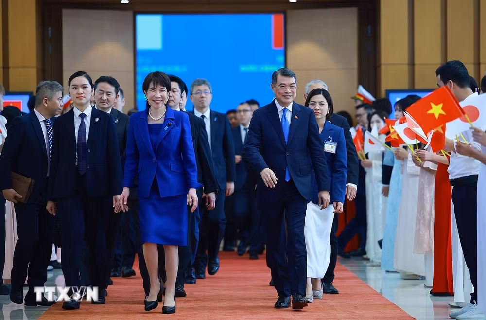 ttxvn-thu-tuong-le-minh-hung-va-thu-tuong-nhat-ban-takaichi-sanae-gap-go-bao-chi-4.jpg