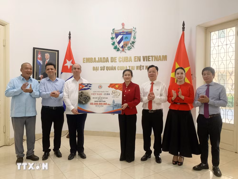 ttxvn-le-trao-khoan-ho-tro-tri-gia-100-ty-dong-tang-nhan-dan-cuba-1.jpg