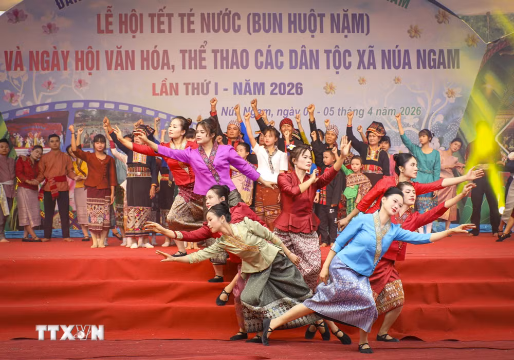 ttxvn-le-hoi-tet-te-nuoc-cua-nguoi-lao-o-nua-ngam-2.jpg