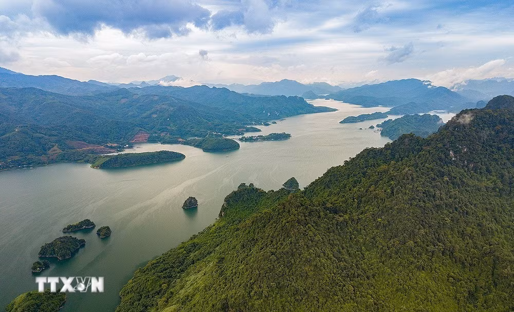 ttxvn-ho-hoa-binh-7.jpg