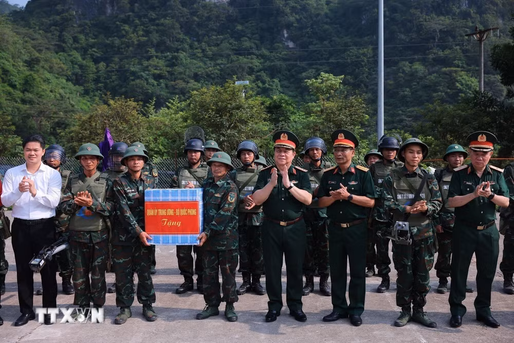 ttxvn-dai-tuong-nguyen-trong-nghia-dang-huong-tuong-niem-cac-anh-hung-liet-si-tai-tuyen-quang-2.jpg