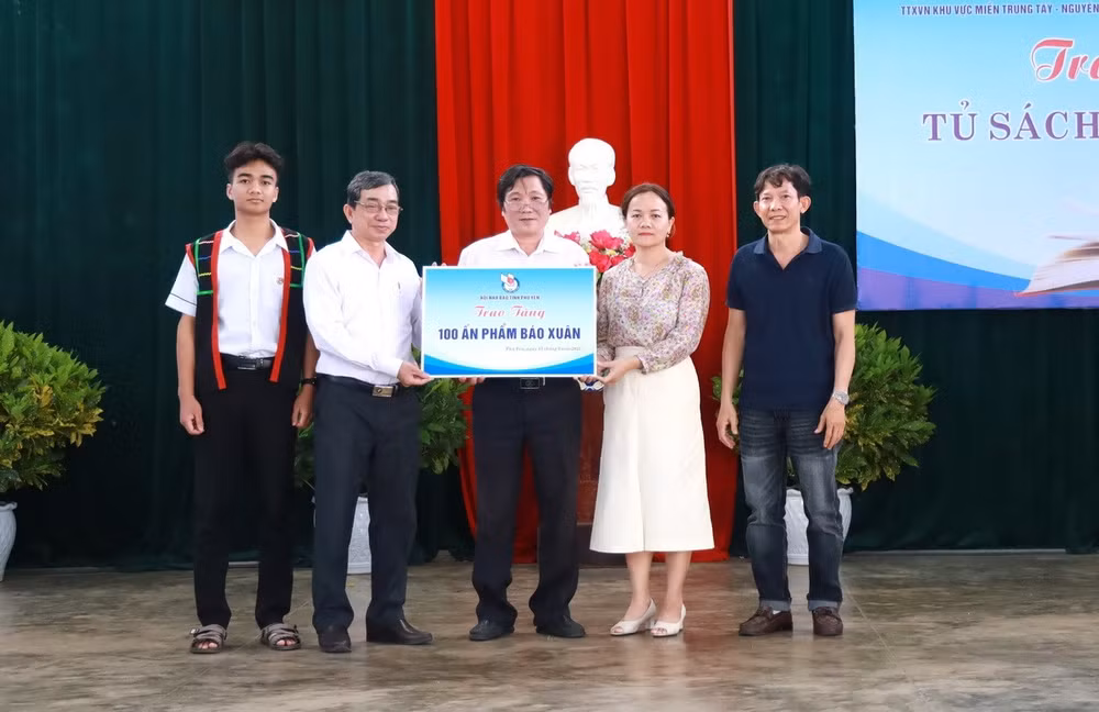 tu-sach-dinh-huu-du-2.jpg