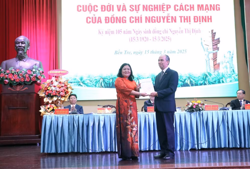 ba-nguyen-thi-dinh-2.jpg