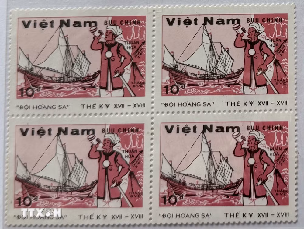 ttxvn-nguoi-luu-giu-hinh-anh-bac-ho-va-hoang-sa-truong-sa-qua-tem-buu-chinh-1.jpg