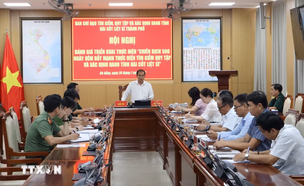 ttxvn-hai-cot-liet-sy-da-nang-1.jpg
