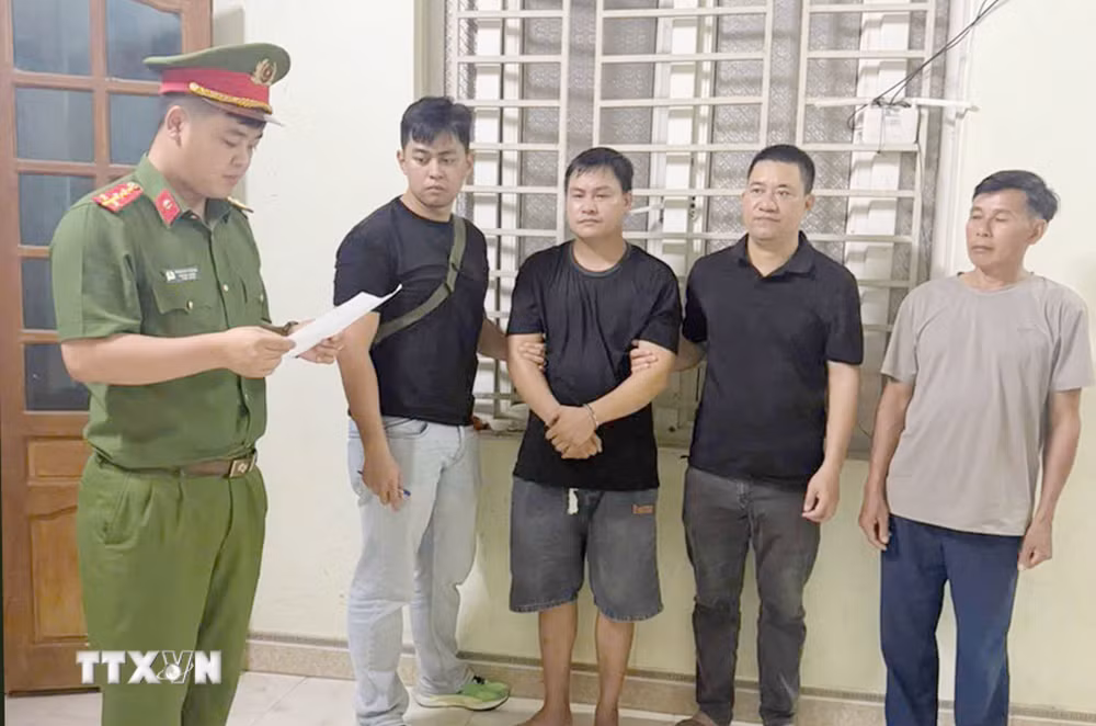 ttxvn-cong-an-lai-chau-pha-chuyen-an-lam-gia-con-dau-tai-lieu-cua-co-quan-to-chuc-thu-gan-10000-giay-to-gia-cac-loai-3.jpg