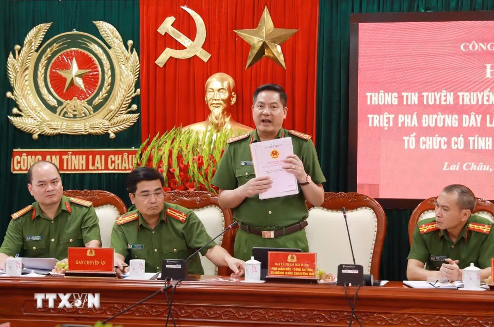 ttxvn-cong-an-lai-chau-pha-chuyen-an-lam-gia-con-dau-tai-lieu-cua-co-quan-to-chuc-thu-gan-10000-giay-to-gia-cac-loai-2.jpg