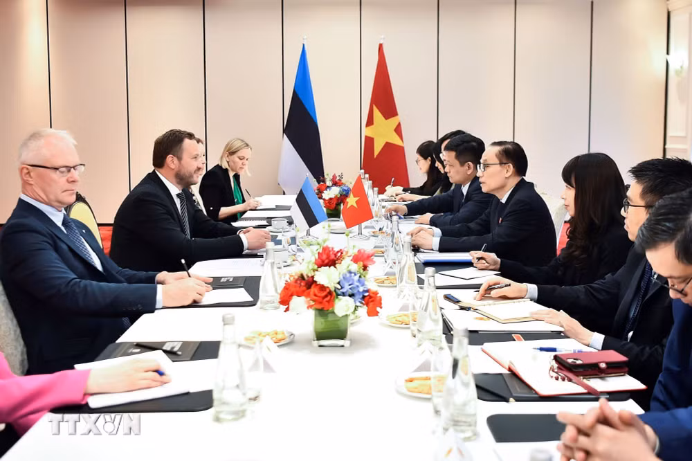 ttxvn-bo-truong-ngoai-giao-le-hoai-trung-hoi-dam-voi-bo-truong-ngoai-giao-estonia-2.jpg