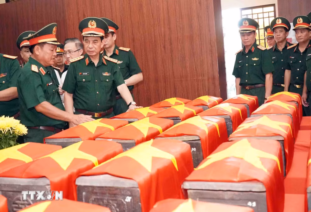 ttxvn-dai-tuong-phan-van-giang-quy-tap-hai-cot-liet-si-tai-cong-vien-le-thi-rieng-2.jpg