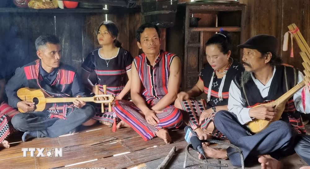 ttxvn-tieng-chieng-giua-dai-ngan-3.jpg