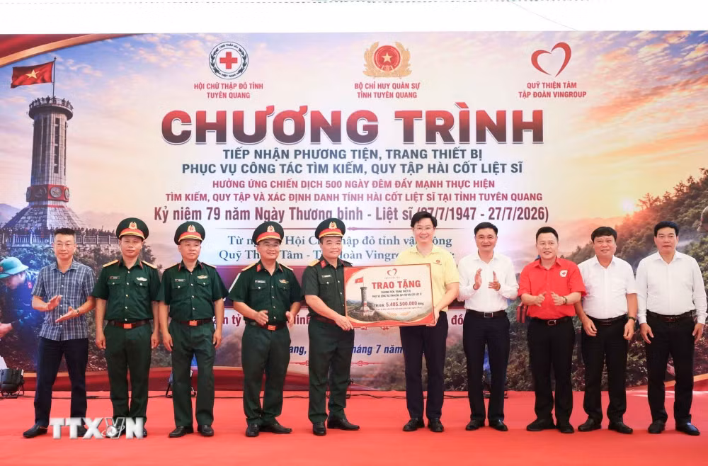 ttxvn-quy-thien-tam-trao-hon-54-ty-dong-phuc-vu-cong-tac-tim-kiem-quy-tap-hai-cot-liet-si-tai-tinh-tuyen-quang-1.jpg