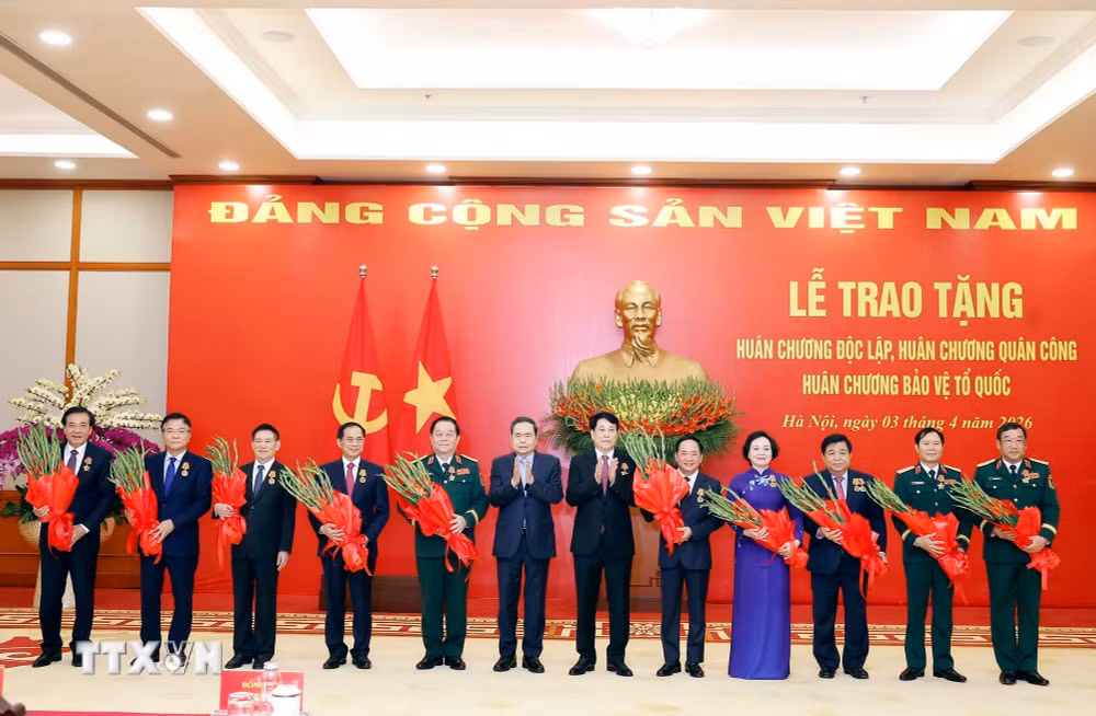 ttxvn-le-trao-tang-huan-chuong-doc-lap-huan-chuong-quan-cong-huan-chuong-bao-ve-to-quoc-cho-lanh-dao-chu-chot-lanh-dao-cap-cao-cua-dang-nha-nuoc-5.jpg