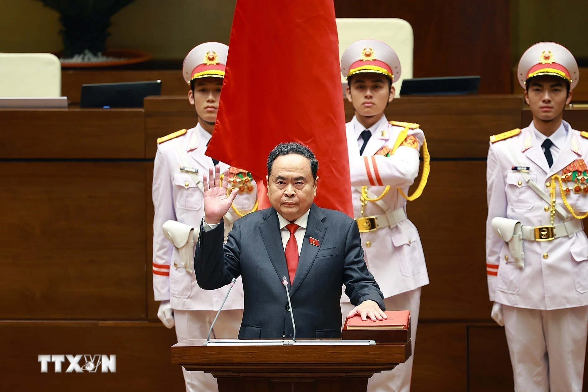 Đồng chí Trần Thanh Mẫn nhận điện thư chúc mừng sau khi được bầu giữ chức Chủ tịch Quốc hội