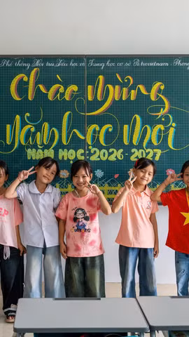 Các em học sinh Trường Phổ thông Nội trú Tiểu học & Trung học cơ sở PETROVIETNAM - Phong Thổ háo hức trước lễ khai giảng năm học mới. (Ảnh: CTV)
