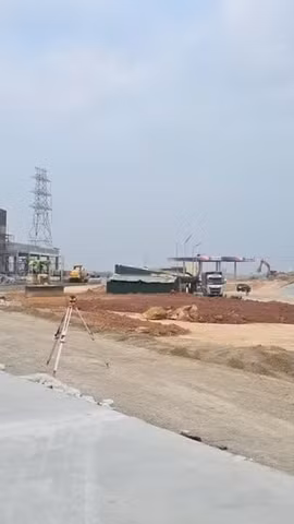 Thi công một trạm dừng nghỉ trên tuyến cao tốc Bắc-Nam phía Đông. (Ảnh: PV/Vietnam+)