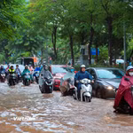 Mưa lớn gây ngập úng trên phố Thái Hà. (Ảnh: Hoài Nam/Vietnam+)