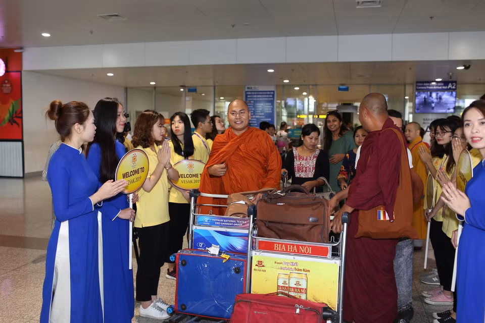 Theo ghi nhận vào hồi 11 giờ ngày 11/5, tại sân bay Quốc tế Nội Bài, mọi công tác tiếp đón đại biểu quốc tế đang được gấp rút hoàn tất trước thềm diễn ra Lễ khai mạc Đại lễ Vesak 2019. (Ảnh: PV/Vietnam+)