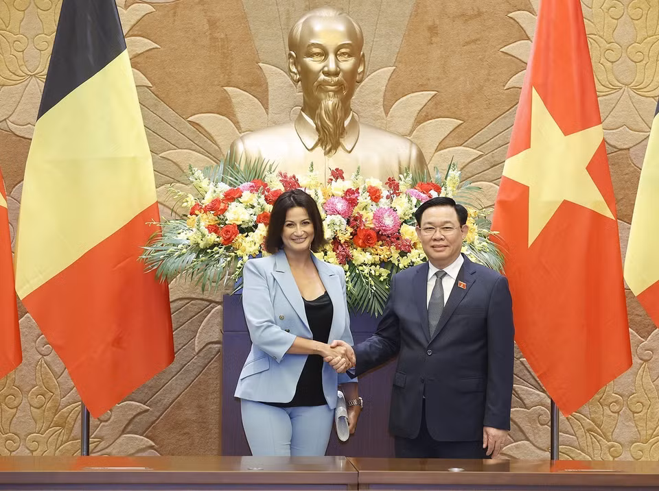 Chủ tịch Quốc hội Vương Đình Huệ và Chủ tịch Thượng viện Vương quốc Bỉ Stéphanie D'Hose. (Ảnh: Doãn Tấn/TTXVN)