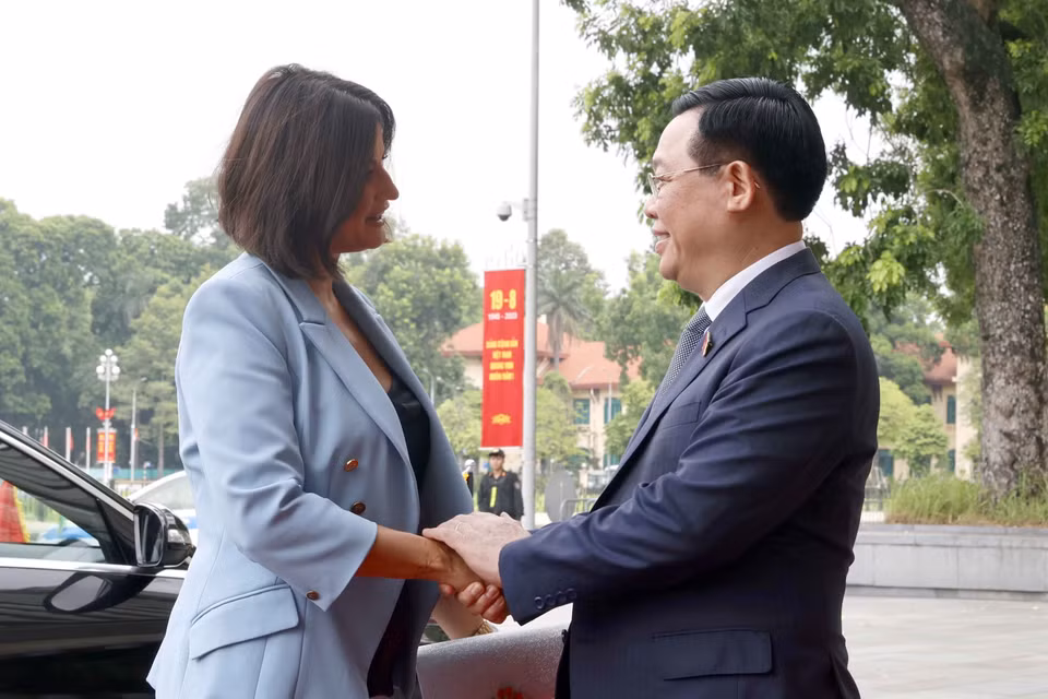 Chủ tịch Quốc hội Vương Đình Huệ đón Chủ tịch Thượng viện Vương quốc Bỉ Stéphanie D'Hose. (Ảnh: Doãn Tấn/TTXVN)