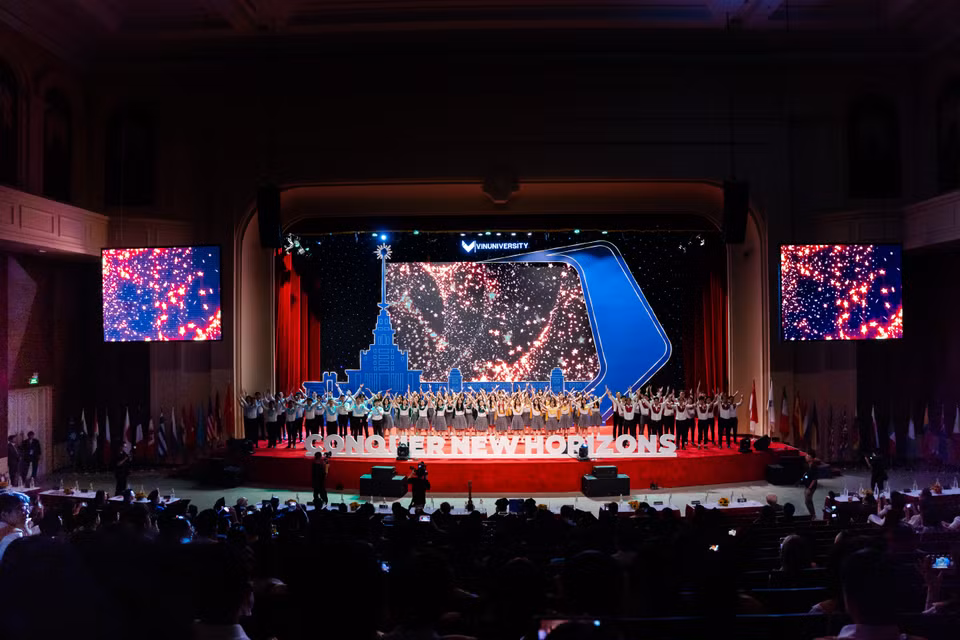 VinUni lấy chủ đề Chinh phục chân trời mới cho năm học 2023 – 2024 với gửi gắm nhiều dấu mốc quan trọng của nhà trường sẽ đến trong năm học này.(Nguồn: Vietnam+)