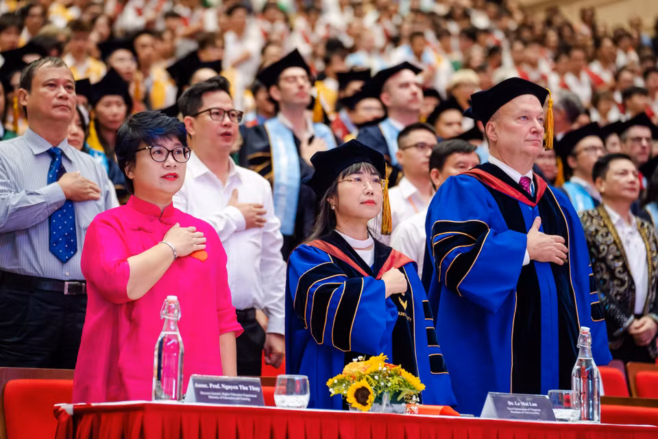 PGS.TS Nguyễn Thu Thủy – Phó Vụ trưởng Vụ Giáo dục Đại học, Bộ GDĐT (ngoài cùng bên trái) có mặt tại sự kiện để chúc mừng ngày lễ quan trọng của VinUni. (Nguồn: Vietnam+)