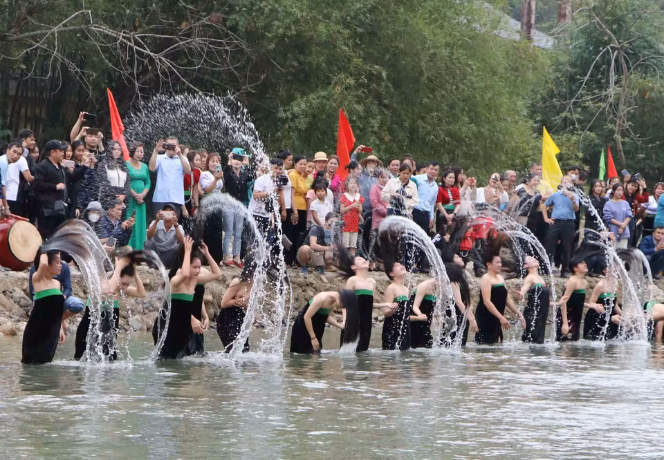 Vẻ đẹp thanh khiết của các cô gái Thái tại lễ hội gội đầu xã Mường So. (Ảnh: Văn Oanh/TTXVN)