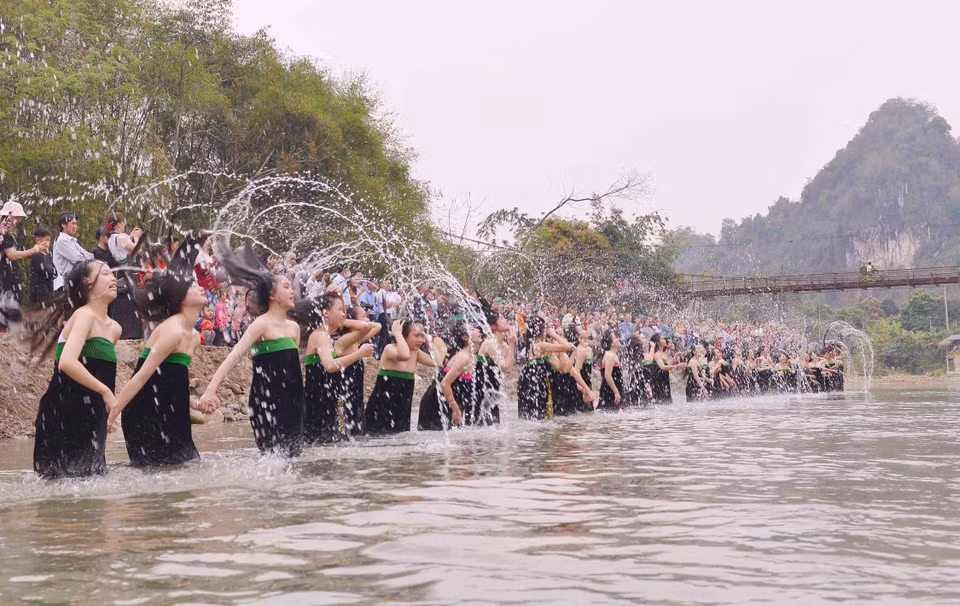 Tục gội đầu của người Thái trắng ở Mường So diễn ra vào chiều 30 Tết với ý nghĩa rửa trôi điều không may mắn, xui xẻo của năm cũ, sang năm mới gặp nhiều may mắn. (Ảnh: Văn Oanh/TTXVN)