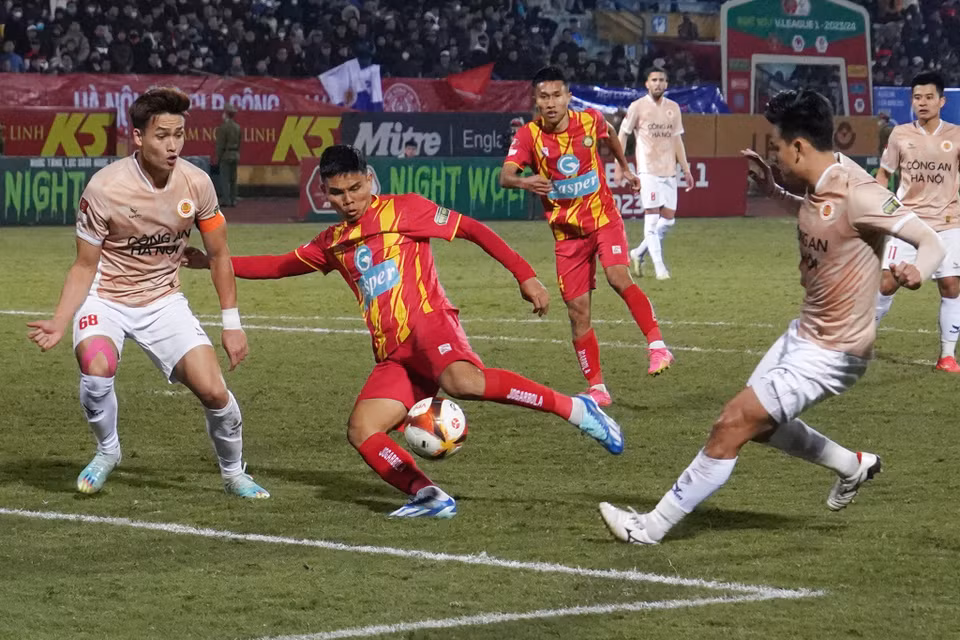 Phút thứ 72, Văn Thắng có pha xoay người dứt điểm thành công, rút ngắn tỷ số xuống còn 1-2 cho Thanh Hóa. (Ảnh: Việt Anh/Vietnam+)