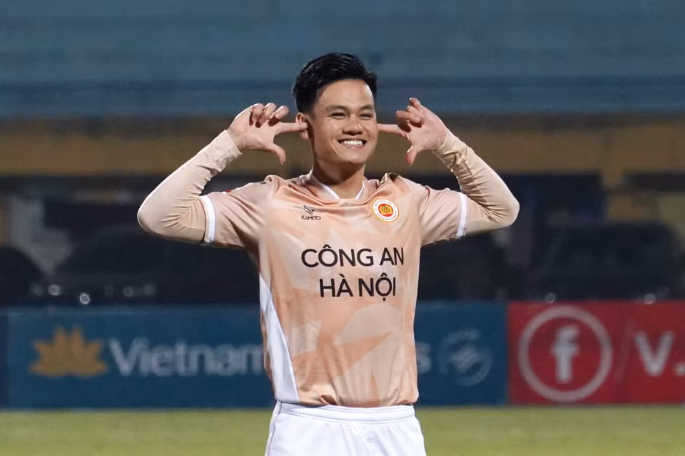Phút thứ 12, hậu vệ Hồ Tấn Tài ghi bàn mở tỷ số cho Công an Hà Nội từ một tình huống sút xa ngoài vòng cấm. (Ảnh: Việt Anh/Vietnam+)