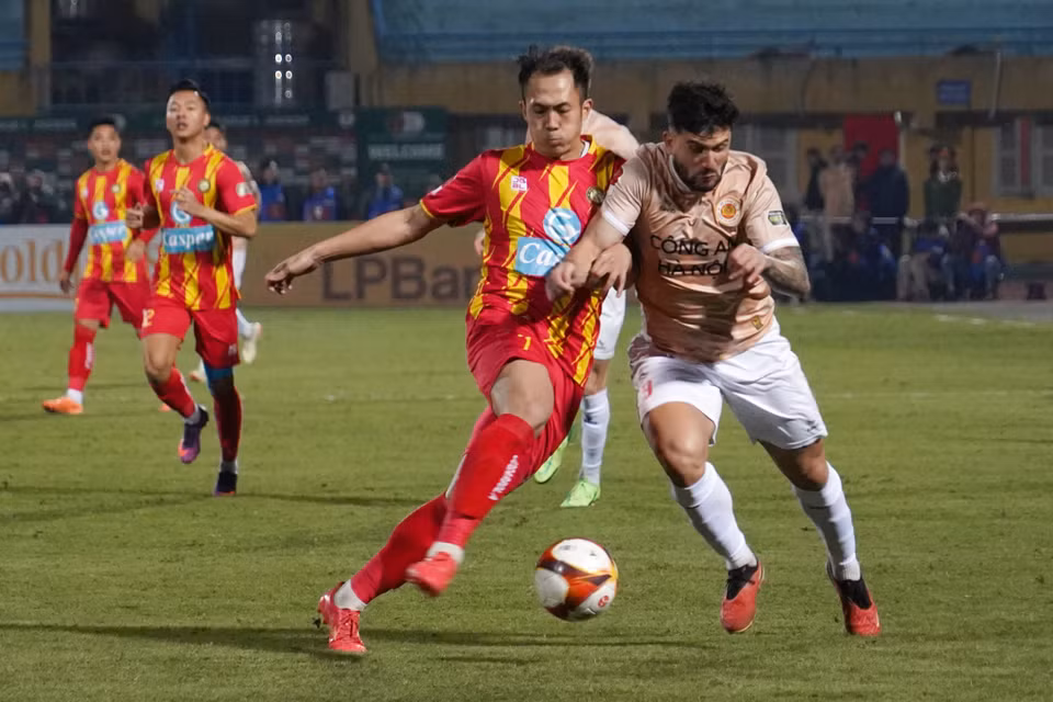 Đội khách Thanh Hóa tiếp tục thể hiện lối đá khó chịu trước những đối thủ mạnh. (Ảnh: Việt Anh/Vietnam+)
