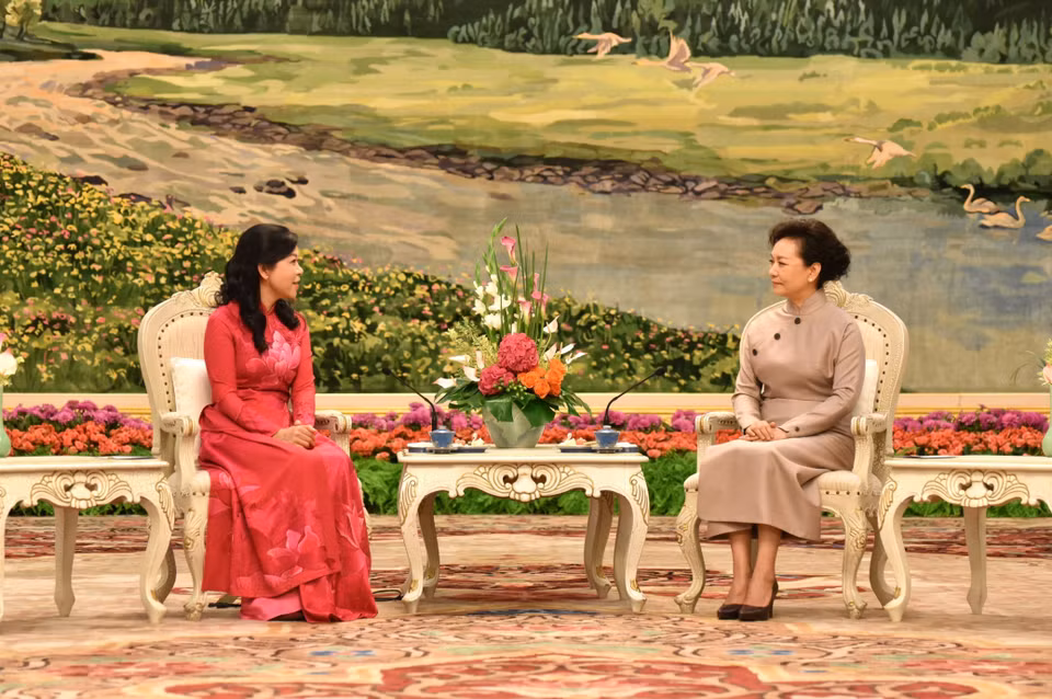 Phu nhân Tổng Bí thư, Chủ tịch nước Tập Cận Bình mời Phu nhân Tổng Bí thư, Chủ tịch nước Tô Lâm thưởng thức tiệc trà. (Ảnh: Thành Dương/TTXVN)