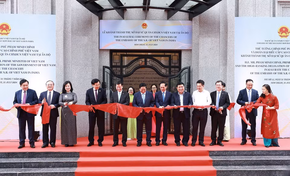Thủ tướng Phạm Minh Chính và các đại biểu cắt băng khánh thành Trụ sở Đại sứ quán Việt Nam tại Thủ đô New Delhi, Ấn Độ. (Ảnh: Dương Giang/TTXVN)