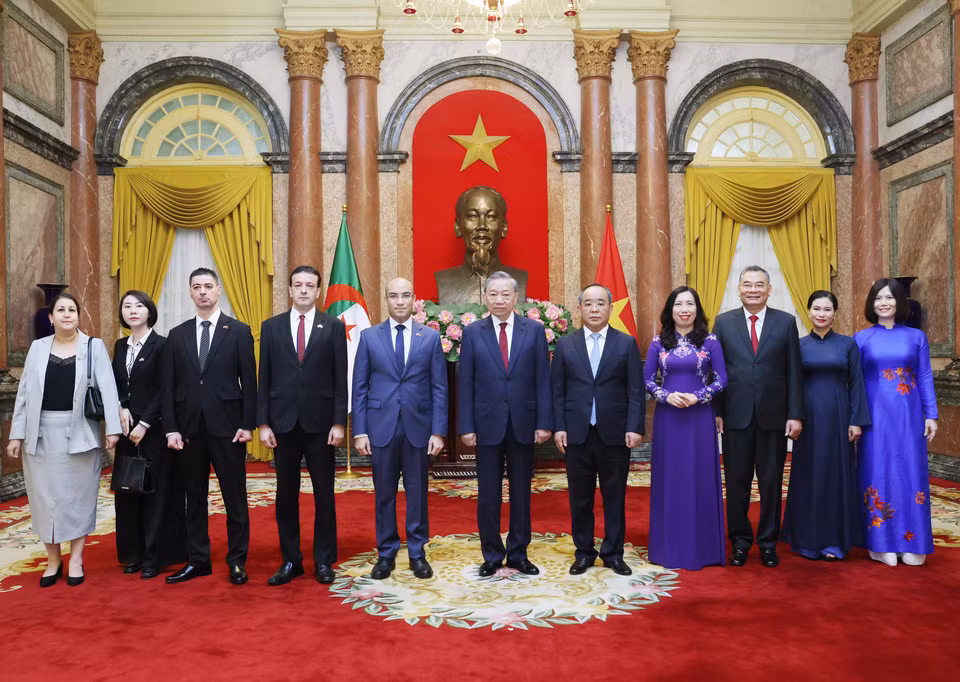 Tổng Bí thư, Chủ tịch nước Tô Lâm và Đại sứ Algeria tại Việt Nam Sofiane Chaib cùng các đại biểu chụp ảnh chung. (Ảnh: Lâm Khánh/TTXVN)