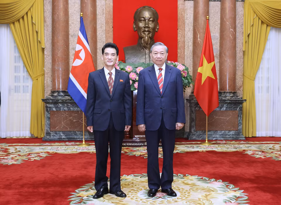 Tổng Bí thư, Chủ tịch nước Tô Lâm và Đại sứ Cộng hòa Dân chủ Nhân dân Triều Tiên tại Việt Nam Ri Sung Guk chụp ảnh chung. (Ảnh: Lâm Khánh/TTXVN)