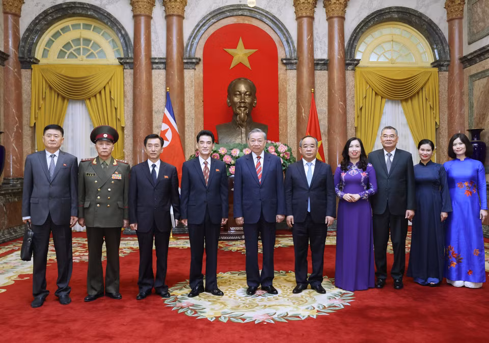 Tổng Bí thư, Chủ tịch nước Tô Lâm và Đại sứ Cộng hoà Dân chủ Nhân dân Triều Tiên tại Việt Nam Ri Sung Guk chụp ảnh chung với các đại biểu. (Ảnh: Lâm Khánh/TTXVN)