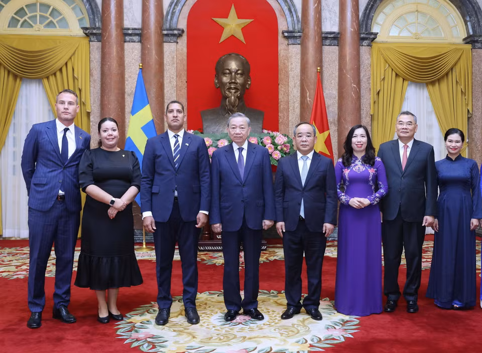 Tổng Bí thư, Chủ tịch nước Tô Lâm và Đại sứ Thụy Điển tại Việt Nam Johan Ndisi chụp ảnh chung với các đại biểu. (Ảnh: Lâm Khánh/TTXVN)
