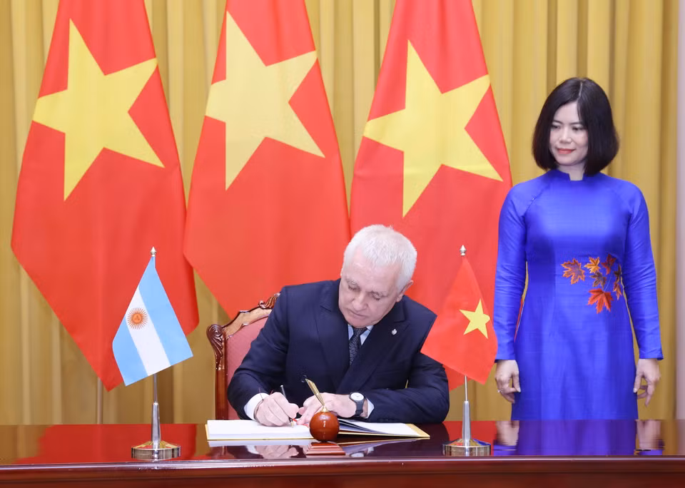 Đại sứ Argentina tại Việt Nam Marcos Antonio Bednarski ghi lưu bút. (Ảnh: Lâm Khánh/TTXVN)