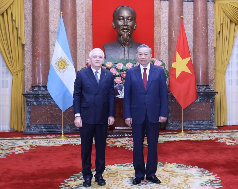 Tổng Bí thư, Chủ tịch nước Tô Lâm và Đại sứ Argentina tại Việt Nam Marcos Antonio Bednarski chụp ảnh chung. (Ảnh: Lâm Khánh/TTXVN)