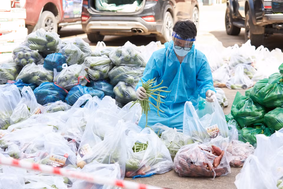 Với sứ mệnh lan tỏa yêu thương, ‘Chuyến xe thực phẩm 0 đồng’ - một hoạt động nằm trong dự án ‘10 tấn thực phẩm 0 đồng’ đã bắt đầu với mục tiêu vận động và mua thực phẩm trao tặng bà con, người lao động đang gặp nhiều khó khăn, không có thực phẩm dự trữ trong những ngày giãn cách phòng chống dịch trên địa bàn Thành phố Hồ Chí Minh. (Ảnh: CTV/Vietnam+)