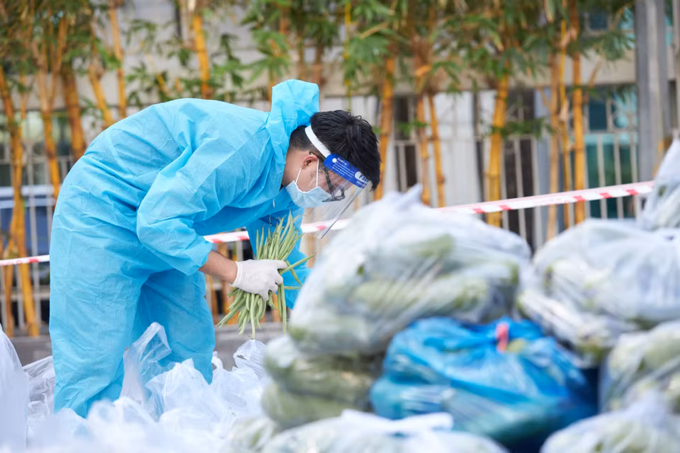 Đại diện tổ chức Hoa hậu Hoàn vũ Việt Nam, CEO Trần Việt Bảo Hoàng chia sẻ: "Chúng ta đang trải qua những ngày phòng chống dịch bệnh vô cùng căng thẳng và khó khăn, vì vậy tôi cho rằng các hoạt động của dự án là rất thiết thực. Đây là cơ hội để chúng ta cùng nhau đóng góp và lan tỏa nguồn năng lượng tích cực đến cộng đồng...' (Ảnh: CTV/Vietnam+)