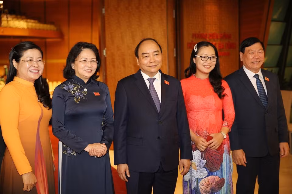 Thủ tướng Nguyễn Xuân Phúc với các đại biểu Quốc hội trước giờ khai mạc. (Ảnh: Dương Giang/TTXVN)