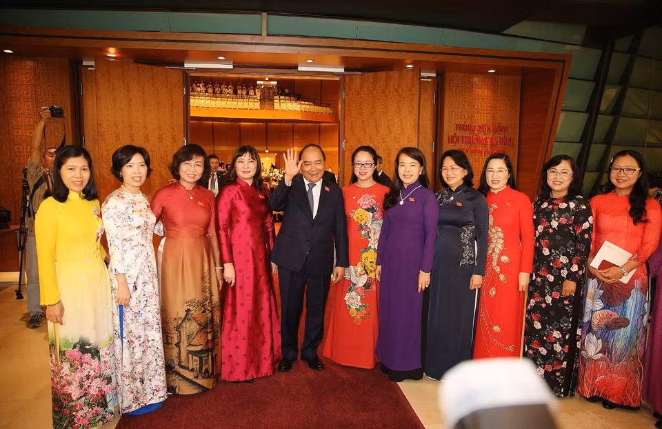 Thủ tướng Nguyễn Xuân Phúc với các đại biểu Quốc hội trước giờ khai mạc. (Ảnh: Dương Giang/TTXVN)