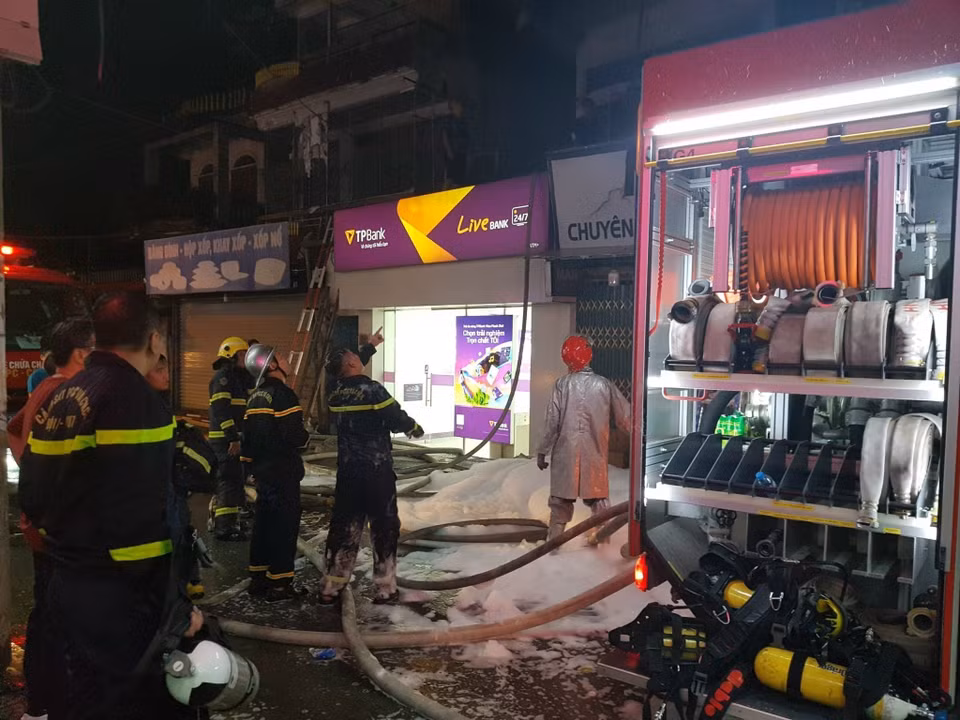 Lực lượng Phòng cháy chữa cháy triển khai làm nhiệm vụ tại hiện trường. (Ảnh: Tuấn Anh/TTXVN)