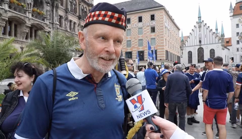 Anh Alan McClintock (Scottish) - cổ động viên đến từ Scotland: “Đội tuyển đức là đội bóng giỏi hơn rất nhiều. Nhưng điều đó không có nghĩa chúng tôi không thể thắng hay không thể có kết quả tốt”. (Ảnh: Phương Hoa/TTXVN)