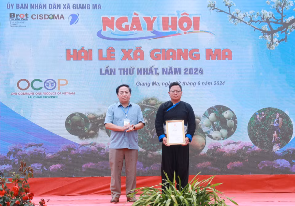 Ban tổ chức trao Giấy Chứng nhận sản phẩm OCOP đạt hạng 3 sao cho sản phẩm Lê Giang Ma thuộc đơn vị Tổ hợp tác chăm sóc, phát triển lê và liên kết tiêu thụ sản phẩm quả lê xã Giang Ma. (Ảnh: Quý Trung/TTXVN)