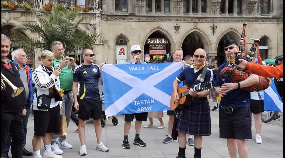 Các cổ động viên Scotland biểu diễn chào mừng trận khai mạc với chủ nhà Đức. (Ảnh: Phương Hoa/TTXVN)