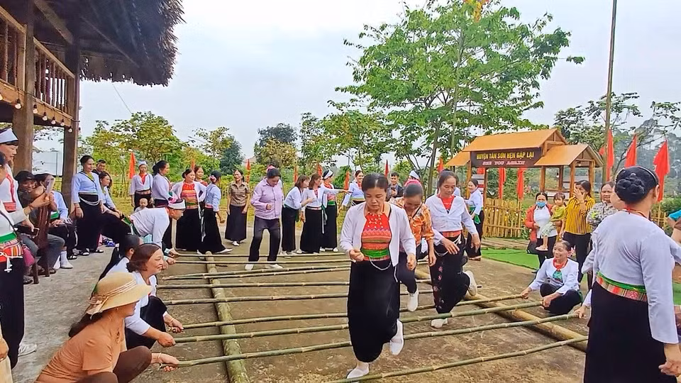 Du khách cùng người dân Phú Thọ cùng nhảy sạp trong khuôn khổ Tuần Văn hóa-Du lịch Đất Tổ năm Giáp Thìn 2024. (Ảnh: Nhật Lam/Vietnam+)