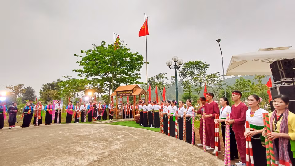 Ngoài các hoạt động giao lưu văn hóa, phần lễ của mùa Lễ hội Đền Hùng năm nay gồm: Lễ Giỗ Đức Quốc tổ Lạc Long Quân và Dâng hương tưởng niệm Tổ Mẫu Âu Cơ ngày 14/4 (ngày 6/3 Âm lịch); Lễ dâng hương Giỗ Tổ Hùng Vương ngày 18/4 (ngày 10/3 Âm lịch); Lễ dâng hương tưởng niệm các Vua Hùng của các huyện, thị, thành trong tỉnh từ ngày 9-18.4 (từ 1-10/3 Âm lịch). (Ảnh: Nhật Lam/Vietnam+)