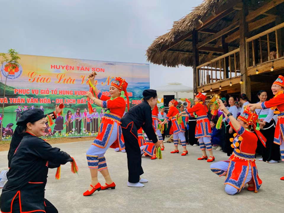Sắc màu trong không gian giao lưu văn hóa của Tuần Văn hóa-Du lịch Đất Tổ năm Giáp Thìn 2024. (Ảnh: Nhật Lam/Vietnam+)